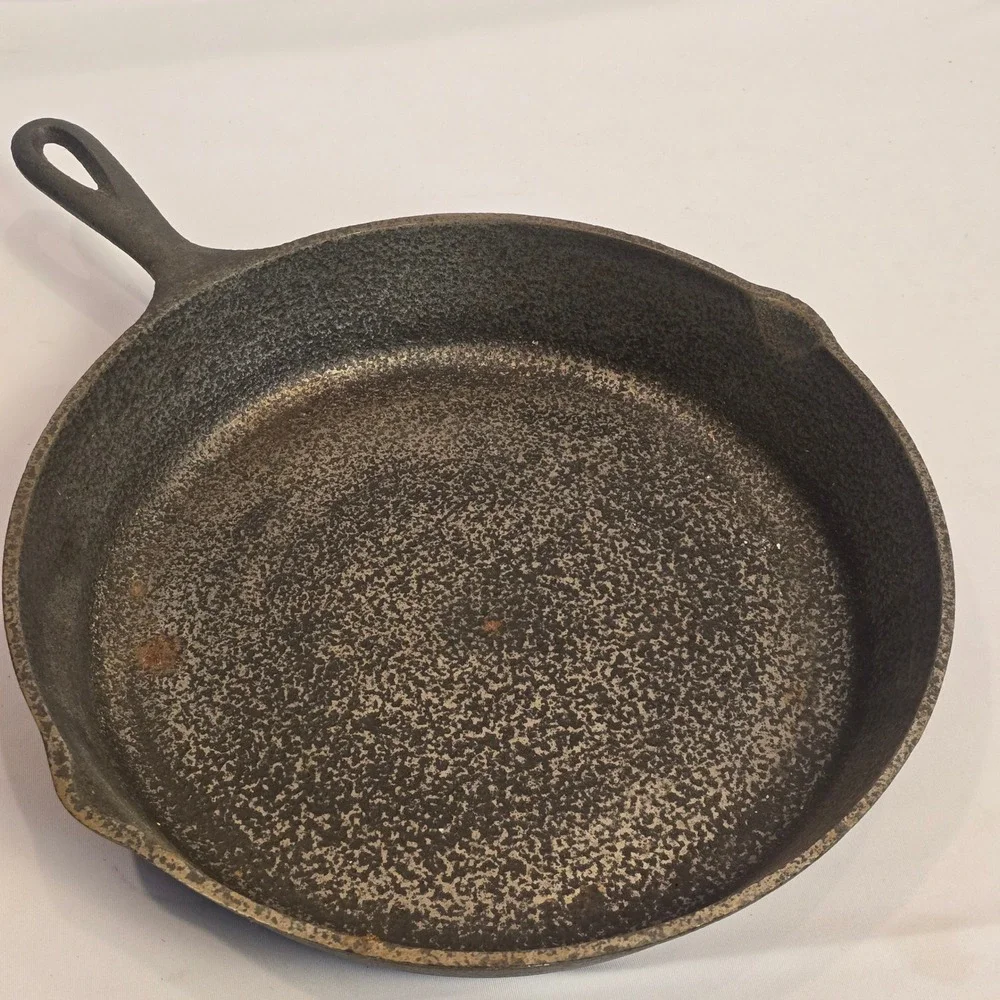 Vintage Unmarked Cast Iron Skillet 10.5 Inch Round Pan with Heat Ring No 8